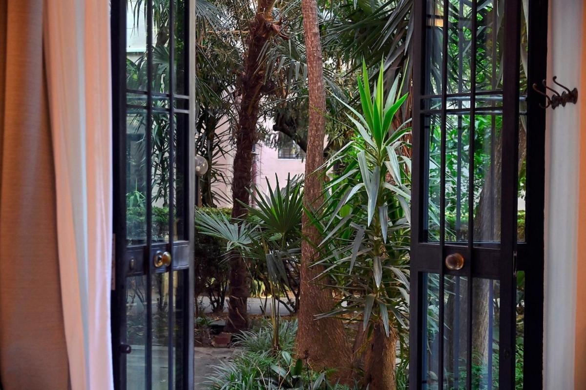 Romantic Silent Garden * Rome
